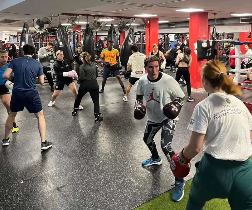 Grupo entrenando boxeo en una clase colectiva