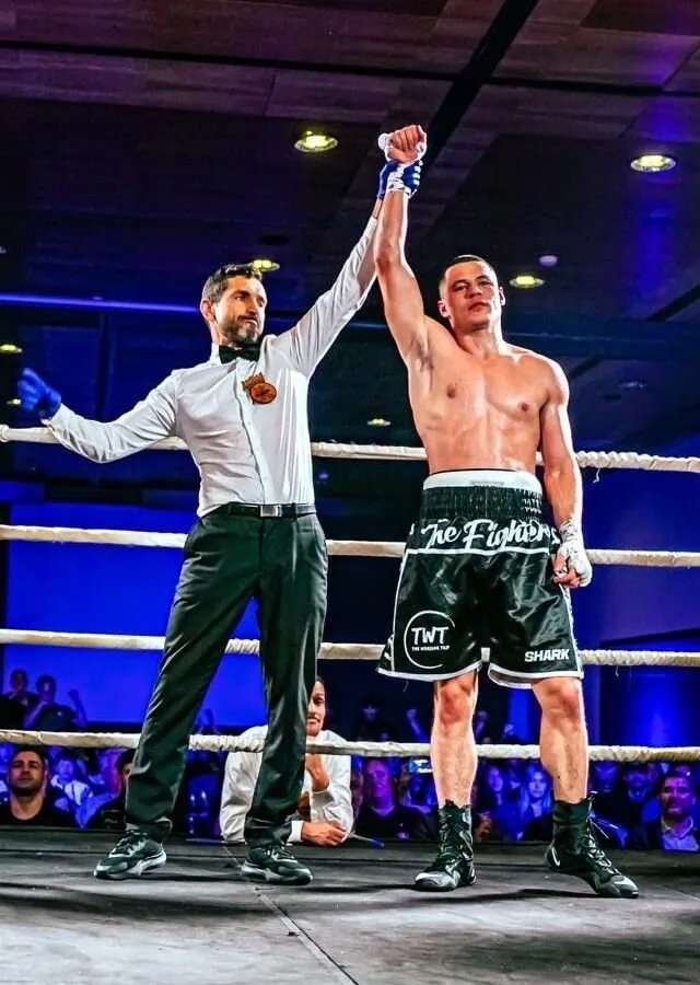 Boxeador levantando el brazo tras un combate