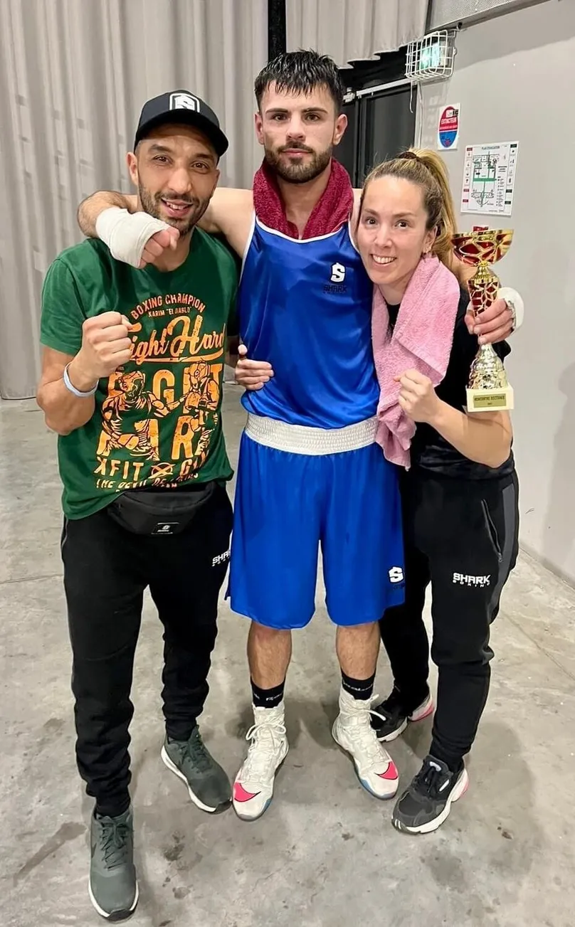Alumnos celebrando con un trofeo
